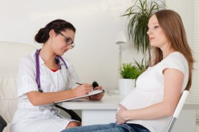 беременная девушка на приеме у врача