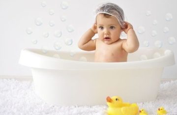 ребенок в ванночке